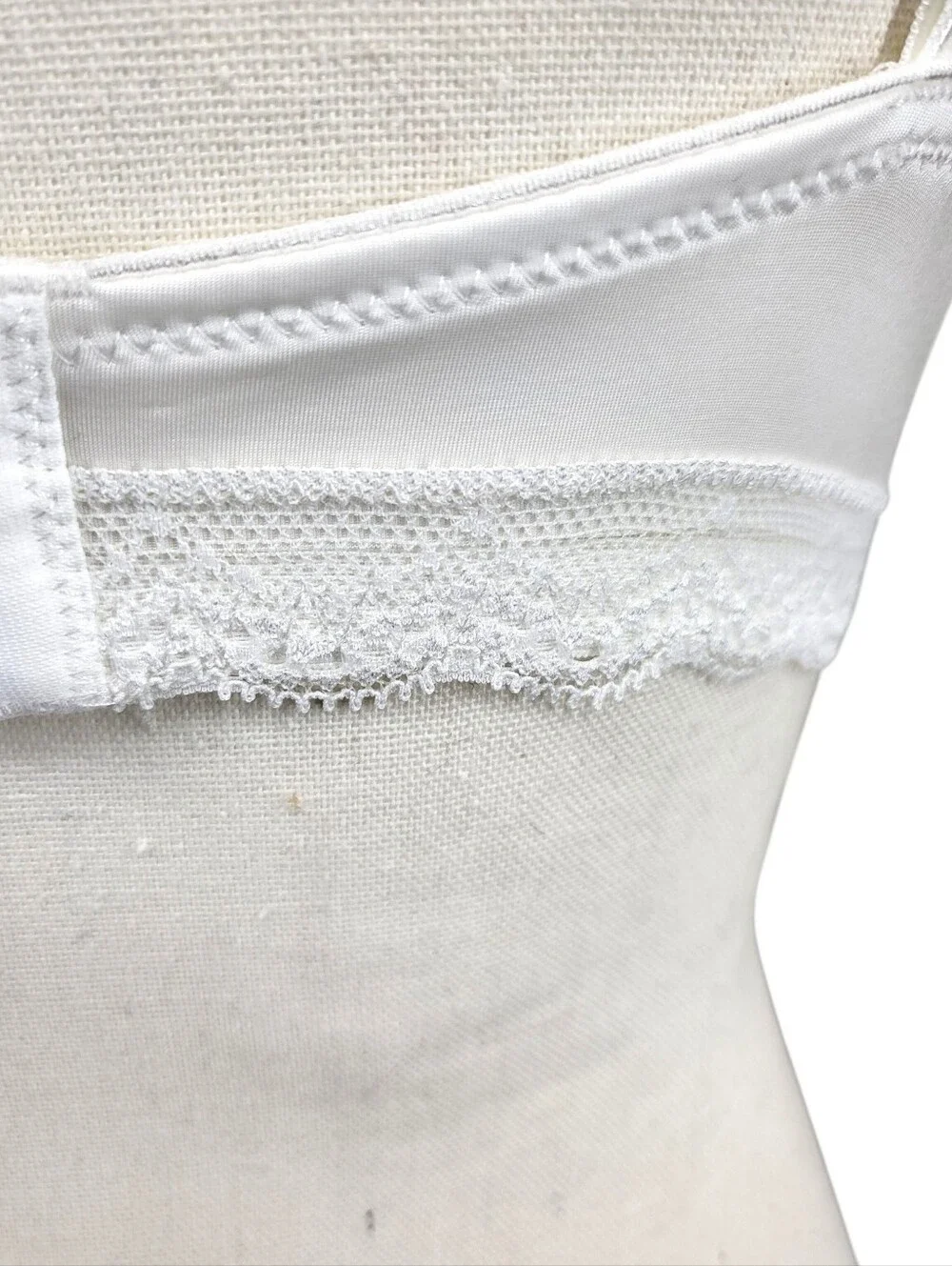 Calvin Klein White Lace Trim Contour Underwire T-Shirt Bra Gold Logo Size 36C